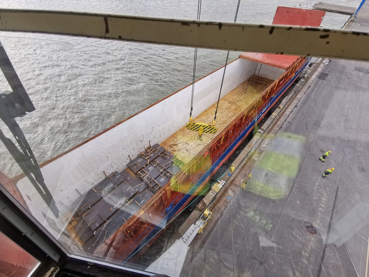 timo_rahkonen's tweet photo. #PortOfTurku #HavPike #FinnSteve teräslevyn purkua https://t.co/MaEx1LEVAE