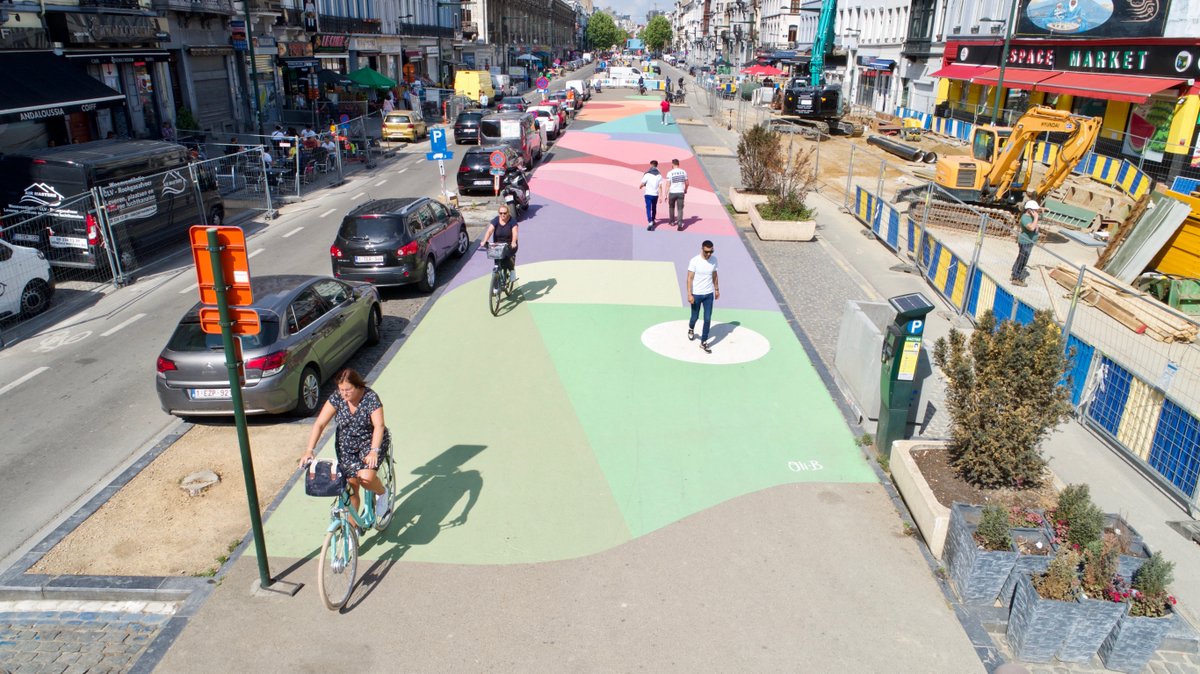 STIBMIVB's tweet photo. Le quartier Stalingrad se transforme: le Stalingrad village s'est installé à côté du chantier du futur Métro 3. L’œuvre temporaire de l’artiste bruxellois Oli-B vous y attend également. Cette œuvre aux couleurs riches s’étale sur près de 360 m² ! 📸 #stib
https://t.co/UMUxApMPzX https://t.co/uwwpD7f1yB