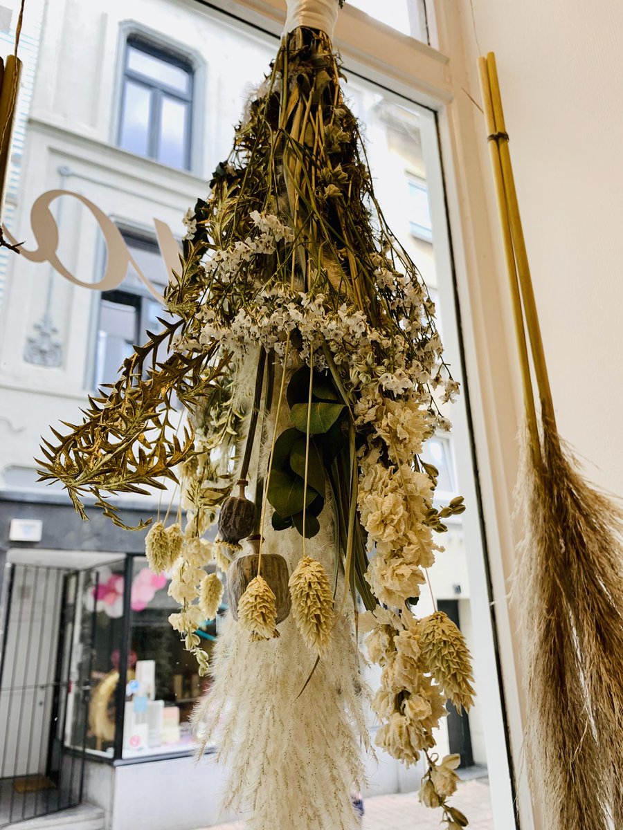 FleurLies's tweet photo. Wij mochten de etalage van kapsalon Quoi-Furie versieren😍Wil je zelf ook zo'n mooi boeket in huis? Dat treft! Want schuin tegenover de zaak ligt onze cityshop Greenlover waar je deze mooie creaties kunt kopen, spring gerust eens binnen🙋‍♀️#fleurdelies #kapsalon #b2b #project https://t.co/l18ijziayL
