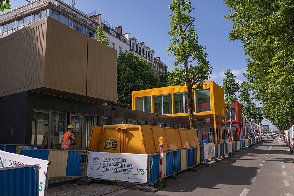 STIBMIVB's tweet photo. Le quartier Stalingrad se transforme: le Stalingrad village s'est installé à côté du chantier du futur Métro 3. L’œuvre temporaire de l’artiste bruxellois Oli-B vous y attend également. Cette œuvre aux couleurs riches s’étale sur près de 360 m² ! 📸 #stib
https://t.co/UMUxApMPzX https://t.co/uwwpD7f1yB