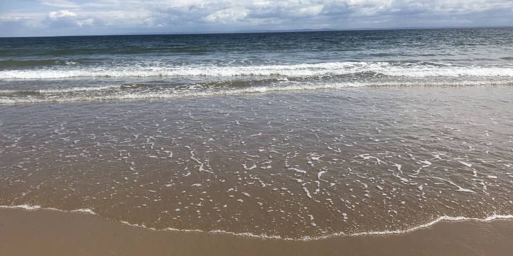 With 28 beaches and coves we're absolutely spoilt for choice.
Where's your favourite place to paddle in #Gower?  
buff.ly/2ZMBcAG
#paddle #gowerholidays #ukholidays #visitgower #staycation #ukholiday #visitwales #wales  #familytime #seaside #sandybeach #uktravel