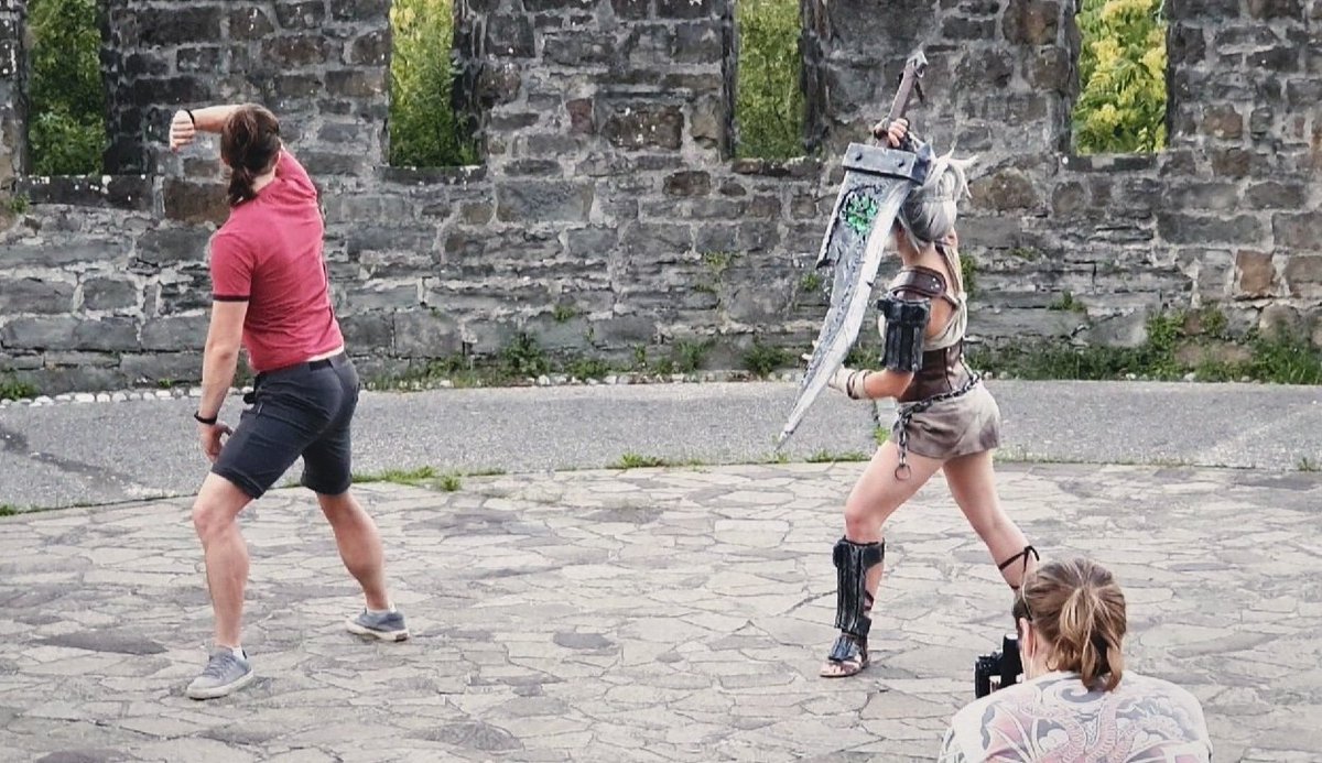 MiciaGlo's tweet photo. @Ermetriel helped me with a couple of movements with Riven's sword.
Bonus: his booty 🍑
The video for the European contest is almost ready, I'm super in hype!
.
.
#riven #sword #LeagueOfLegends #howto #lol #cosplay #backstage https://t.co/BZP6KgSX2l