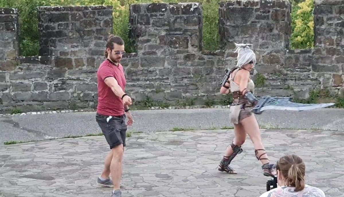 MiciaGlo's tweet photo. @Ermetriel helped me with a couple of movements with Riven's sword.
Bonus: his booty 🍑
The video for the European contest is almost ready, I'm super in hype!
.
.
#riven #sword #LeagueOfLegends #howto #lol #cosplay #backstage https://t.co/BZP6KgSX2l