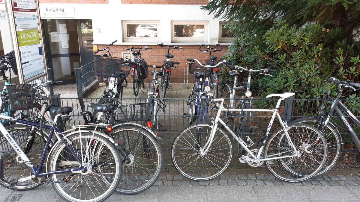 bremenize's tweet photo. Parking is getting a bit tight at the doctor.... https://t.co/7vOMXI7Vn9
