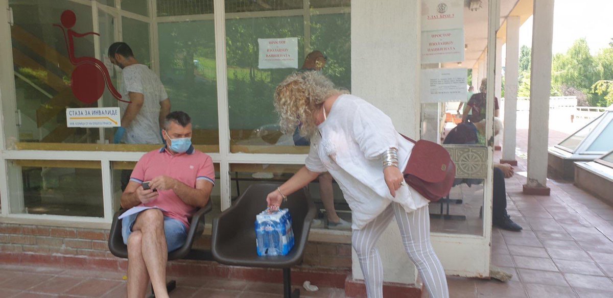 MarinikaTepic's tweet photo. Ljudi ispred kovid-centara u Nišu, Leskovcu, Kragujevcu, Šumice/Bg, Infektivne... bar više nisu žedni!

Aparat za vodu Lončar je mogao i morao da im obezbedi ispred svakog kovid-centra, gde febrilni i slomljeni satima čekaju na 30C usred epidemije... ali nije.

Nosimo dalje... https://t.co/A0u3a97bQv