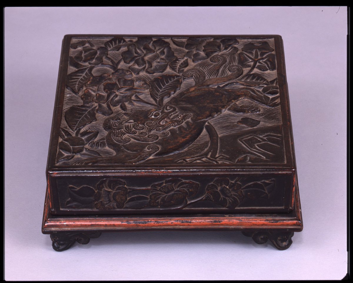 当館所蔵の鎌倉彫獅子牡丹文硯台(神奈川県指定文化財・室町時代)は