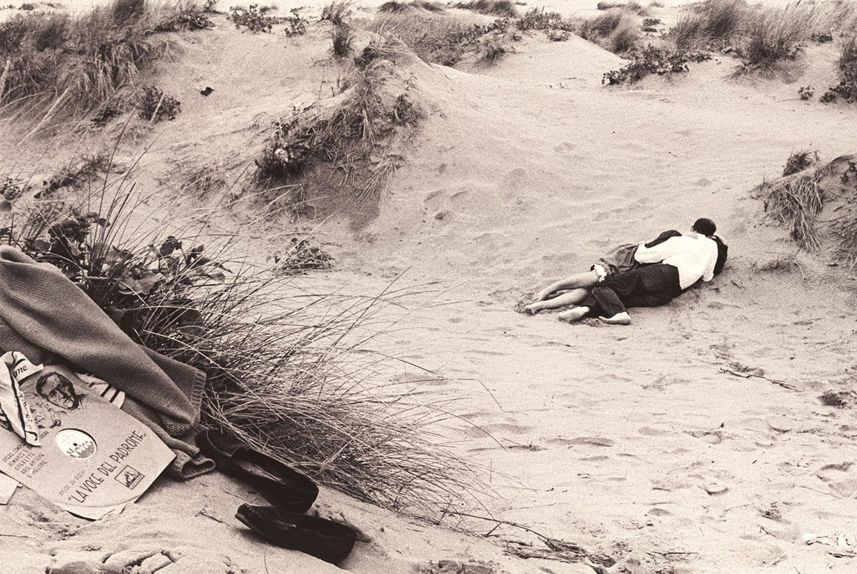 «Eravamo in Italia, e in quegli anni era proibito baciarsi in pubblico; era considerato "atto osceno in luogo pubblico"» ⁠G. B. Gardin⁠

Da oggi seguiamo l'orario estivo!⁠
Chiuso lun e mar
Aperto merc-dom | ⁠11.00-19.00⁠

© G.B. Gardin, Venezia. Il lido, 1958

#worldkissday