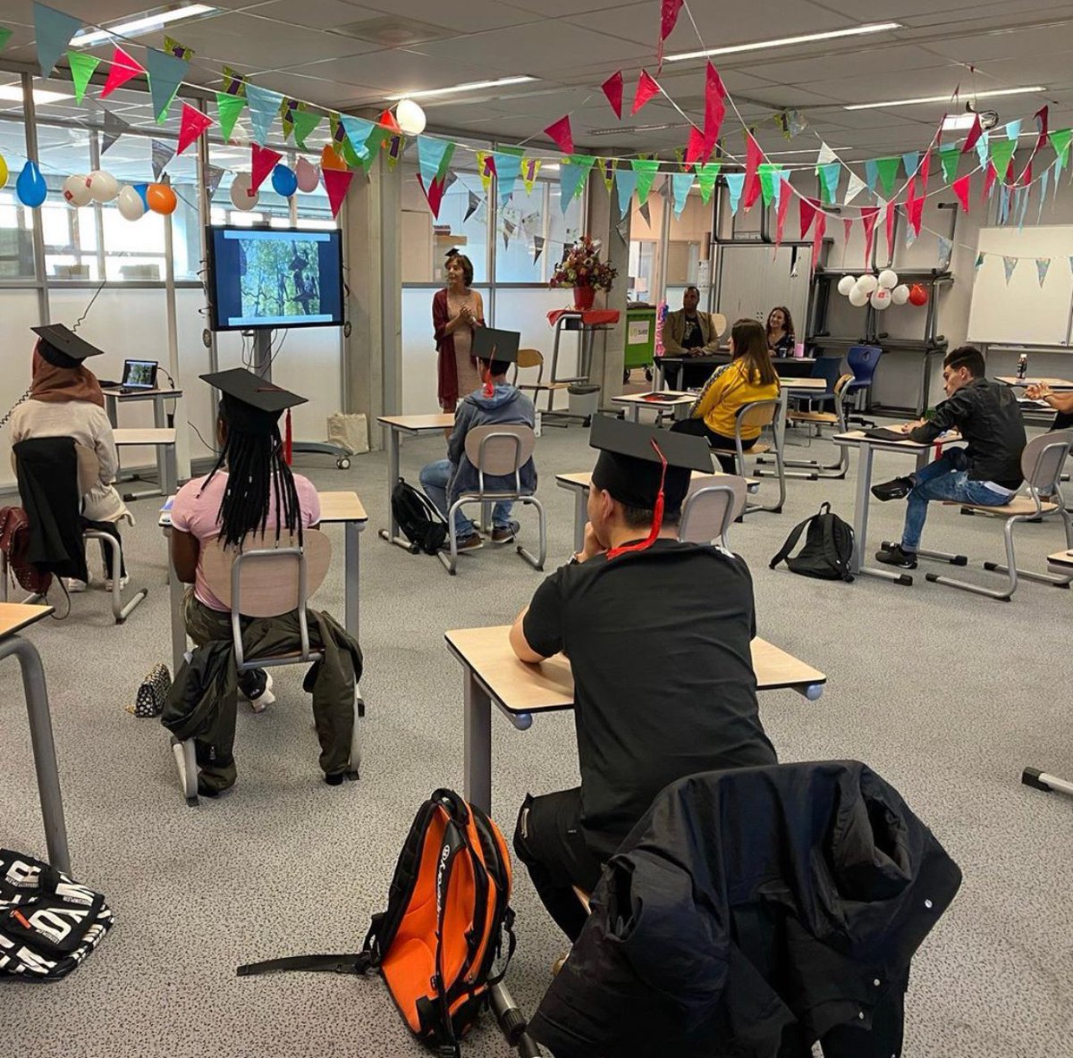 Geslaagd!🎉👩‍🎓 Trots op al onze afgestudeerde studenten. Een geweldige prestatie! Gefeliciteerd allemaal #mbo #roc #ditismbo #geslaagd #feestje #student #school #diploma #rocva #amsterdam #hoera #trost #afgestudeerd