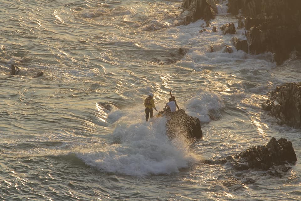 In North Devon, both <a href="/IlfracombeRNLI/">Ilfracombe RNLI</a> Shannon class and D class lifeboats were launched following reports of two men stranded on the rocks. With the tide rising, the volunteer crews arrived in time to secure both casualties and safely return to shore. (pic by <a href="/surfingdevon/">Surfing Devon</a>)