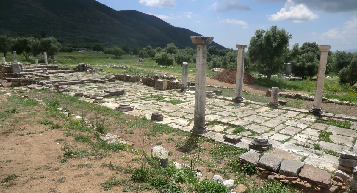 ... and the city lived on for some time: these are remains of the church from  #LateAntiquity, partly built with stones from the earlier city.  #LateAntiquity  #EarlyChristianity  #Messene 6/6