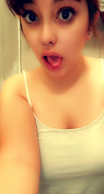 Should i do a link tree? #onlyfansnewbie https://t.co/LoAkhkbsFx<a href="/tag/onlyfansnewbie"class="tags">#onlyfansnewbie</a>