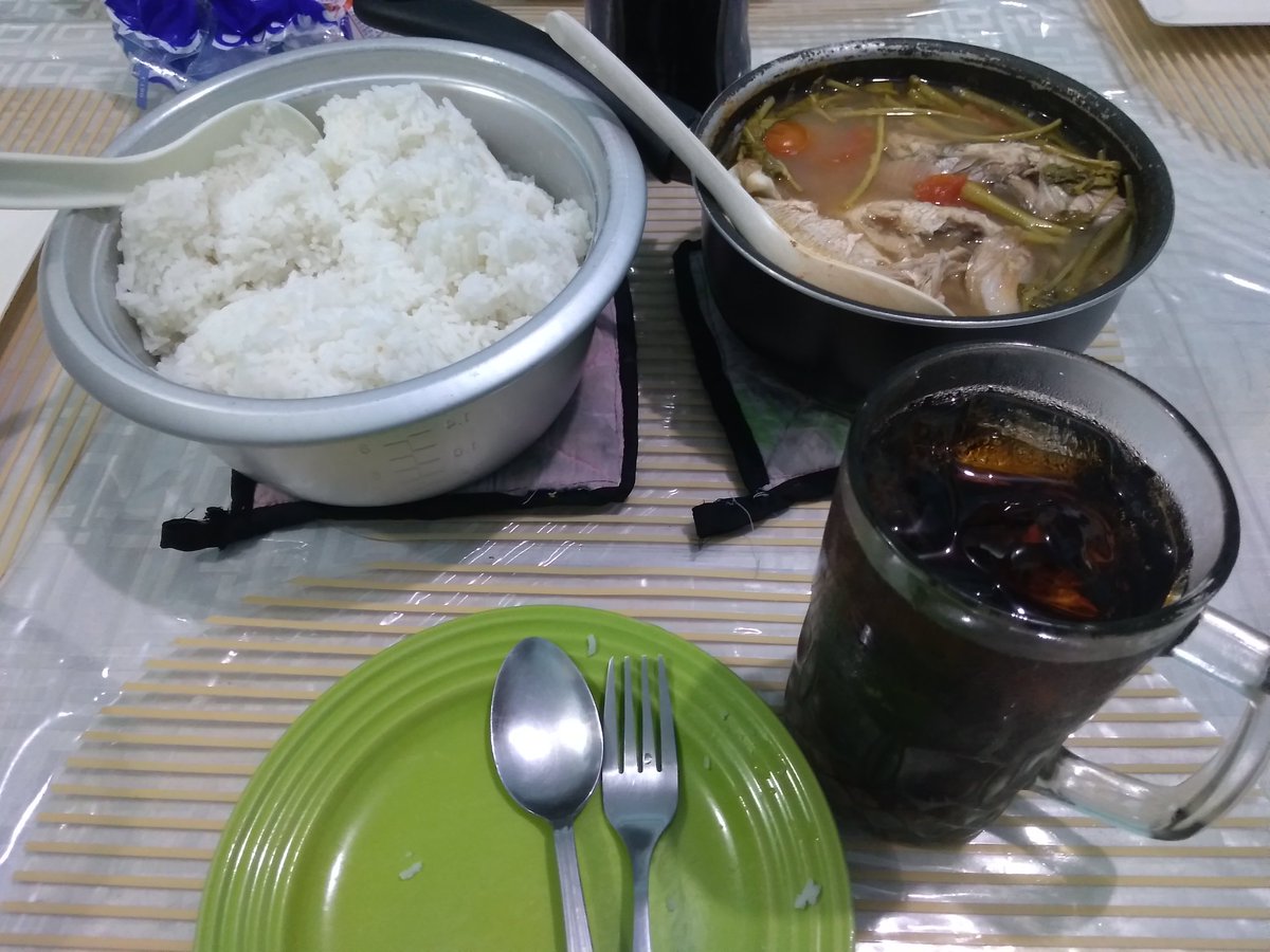 TasogareMonse's tweet photo. I may have overcooked the fish a bit, but I'm happy that for a dish that I haven't cooked in a long time, the flavor is how I remember it to be π #MonseCooks #SinigangNaBisugo https://t.co/SPItmgbAqd