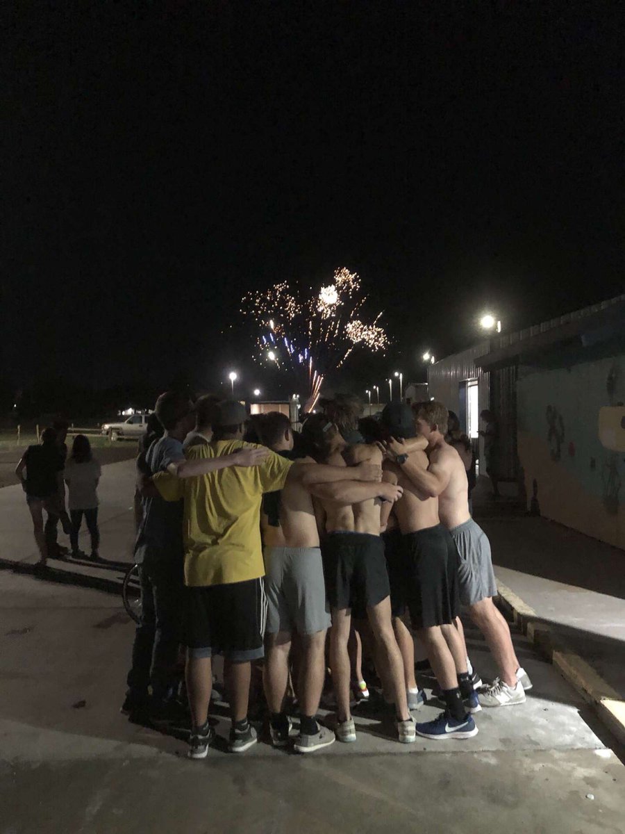 EvyanSmith25's tweet photo. and especially the Scott City Community with out you, none of this would have possible. I want to thank you from the bottom of my heart. You have left a mark on my life that will forever stay with me. Thank you! Iβll always be #Beaverproud @SCHSBeavers @SCHSCCCounselor https://t.co/8VPY3dVO8L