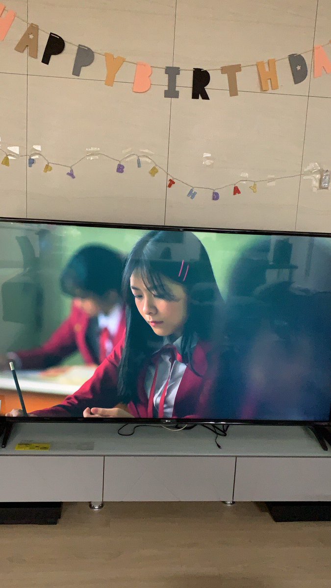 Jeab89757064's tweet photo. น้องที่รู้จัก แต่งงานไปอยู่เกาหลี ส่งมาให้ดูว่า สามีคนเกาหลี ชอบ BNK วันนี้เปิดดูซีรียส์ผ่าน netflix  มีแปลเป็นภา���าเกาหลีด้วย ดีใจอ่ะ ดังไกลถึงเกาหลีเลย #MewnichBNK48 #TheUnderclassEP1 https://t.co/HiFgA8B1gI