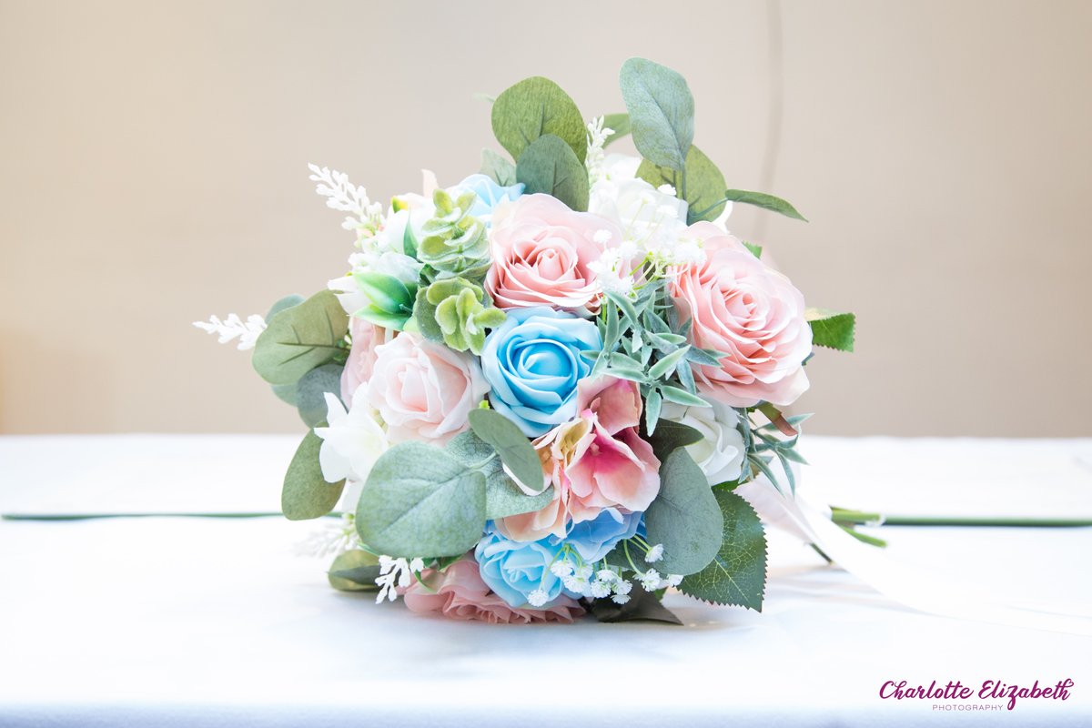 aimeeraindrop's tweet photo. I'm hosting a guest post week on my blog this week! My first guest post is from @PhotoCharl and she's sharing ten tips for planning your wedding! Have a read: https://t.co/X7uu00AH69 #lbloggers #weddngbloggers @UKBloggers1 https://t.co/yfbZgGF4Wi