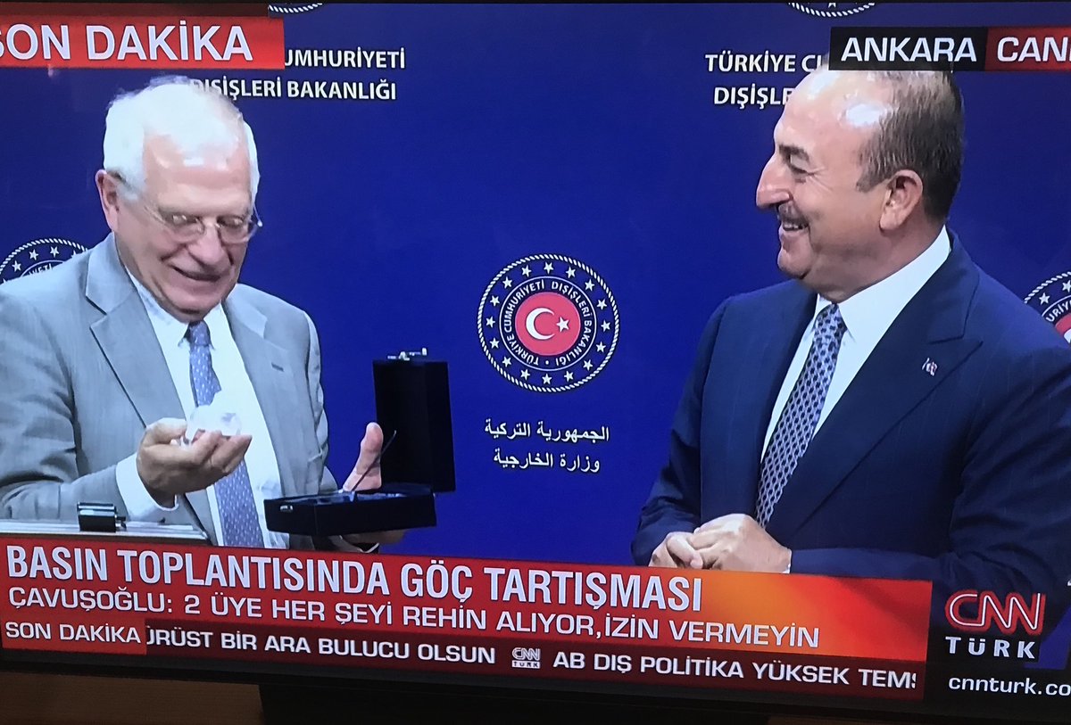 Çok tuhaf bir an. Dışişleri Bakanı Mevlüt Çavuşoğlu, AB dışişleri bakanı Joseph Borrell’le basın toplantısından sonra “Enerji bakanımızın size bir hediyesi var” dedi ve şık bir kutuda Borel marka el dezenfektanı hediye etti. Canlı yayında AB ile alay etmek ne fayda sağlar bize?