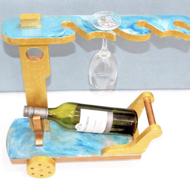 Misha_crafts's tweet photo. My client want something unique for her son’s first wedding anniversary.. she told me that he loves wine n beaches n blue colour n so on 😂 so I created this beautiful wine  bottle holder🙈🥳♥️#resinart #resinwinebottleholder #wine #winebottle #winebottleholder #resinstand #beach https://t.co/nm0rKrCOxB
