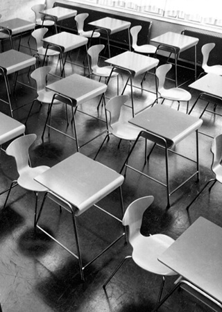 lauramstein's tweet photo. Arne Jacobsen’s work is a study in the detail of simplicity. More recently I’ve been scaling back and exploring the more subtle aspects of design - line, form and what happens in the negative spaces.
#laurasteininteriors #torontodesigner #torontointeriors#arnejacobsen https://t.co/bDQdeCGWYx