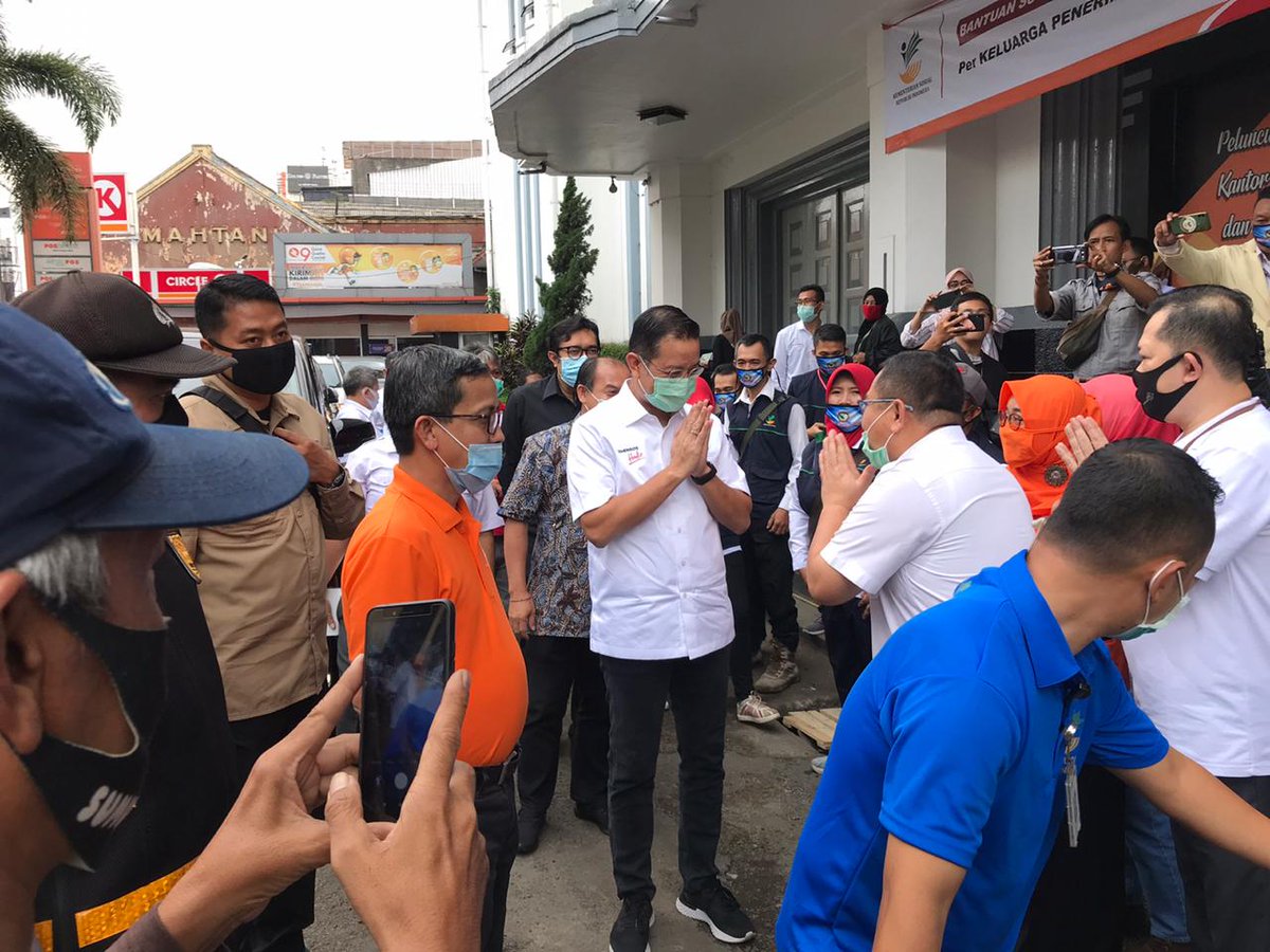 RusdiantonoTono's tweet photo. Mendampingi Menteri Sosial RI, Juliari Batubara, dalam rangka Penyaluran Bantuan Sosial Tunai Tahun 2020, di Kantor Pos Indonesia Kota Bandung, Sabtu, 04 Juli 2020 https://t.co/bEOdpngf4G