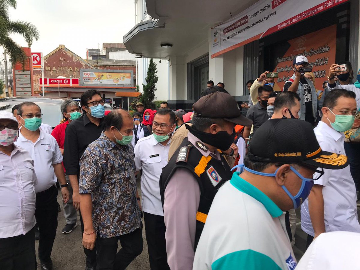 RusdiantonoTono's tweet photo. Mendampingi Menteri Sosial RI, Juliari Batubara, dalam rangka Penyaluran Bantuan Sosial Tunai Tahun 2020, di Kantor Pos Indonesia Kota Bandung, Sabtu, 04 Juli 2020 https://t.co/bEOdpngf4G