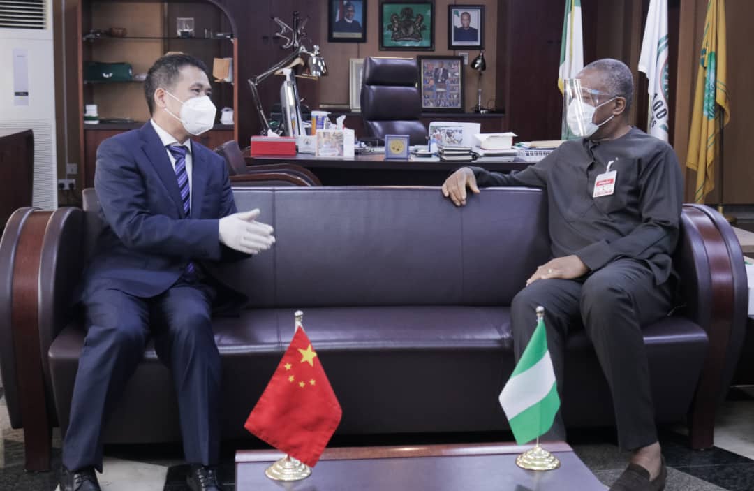 GeoffreyOnyeama's tweet photo. Received a farewell visit from H.E. Zhou Pingjian, outgoing Ambassador of the People's Republic of China to Nigeria.
🇳🇬🇨🇳 #StayHomeSaveLives #COVID19Nigeria #COVID19 @NigeriaGov @DigiCommsNG @MFA_China https://t.co/EEXXGrAnoR