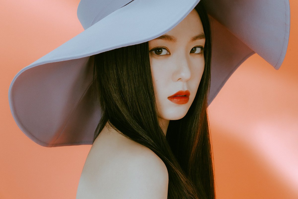 xiaiaiai's tweet photo. I'm so happy to see BaekHyun's ins live and enjoy Irene's new unit album. Love you my two top idols. 😘 https://t.co/YP0WIbundh