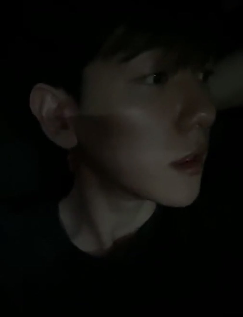 xiaiaiai's tweet photo. I'm so happy to see BaekHyun's ins live and enjoy Irene's new unit album. Love you my two top idols. 😘 https://t.co/YP0WIbundh