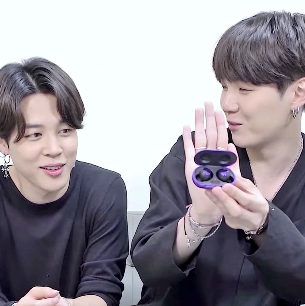 YoongiBrasil's tweet photo. Yoongi e Jimin blogueirinhos pra abençoar sua timeline 😂💜

@BTS_twt https://t.co/z2YsfYENJV