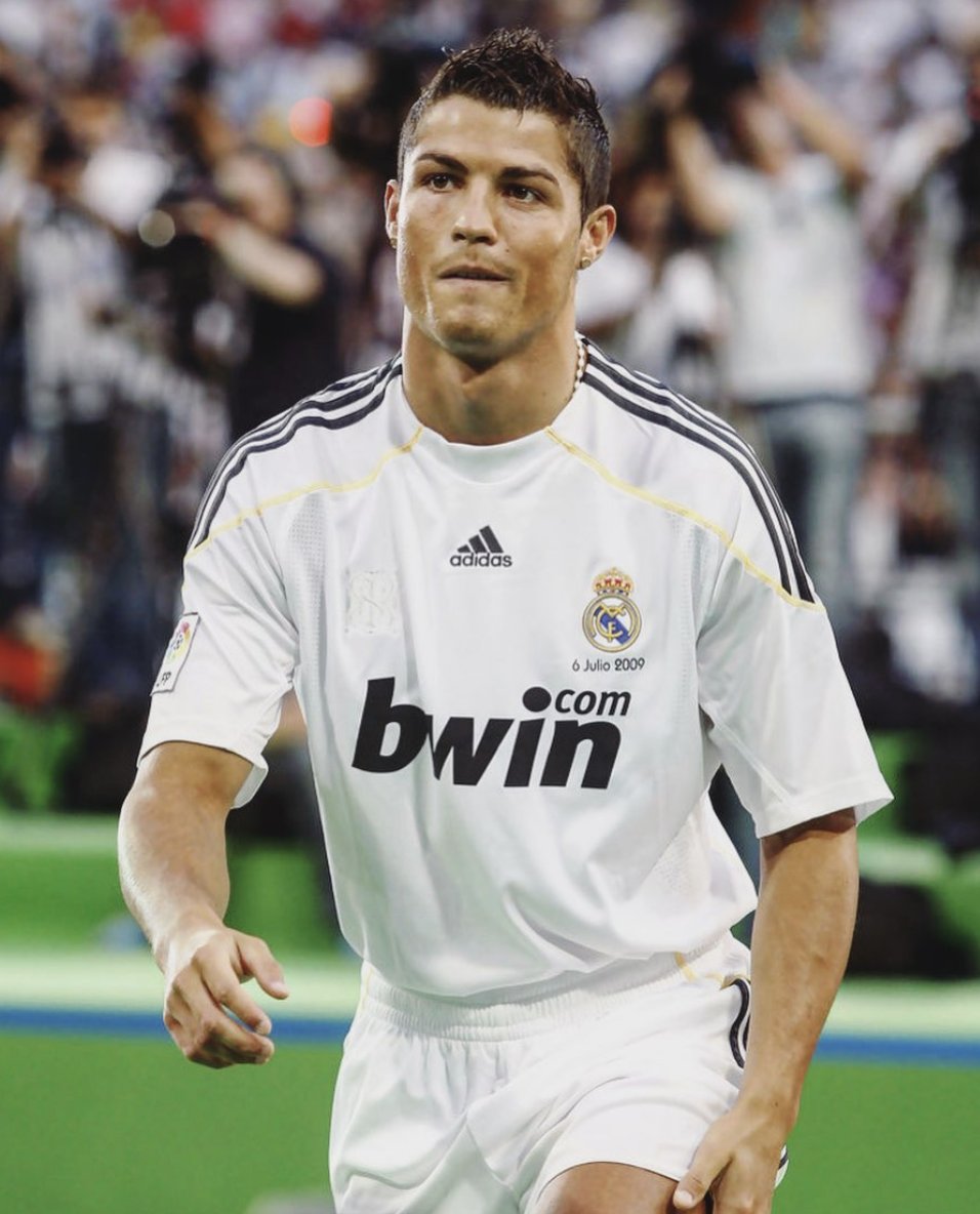 InvictosSomos's tweet photo. Cristiano Ronaldo con el Real Madrid: 450 goles y 119 asistencias en 438 partidos. Ganador de 4 Champions League (fue el goleador en todas). 16 títulos (campeón de todo). Máximo goleador histórico del club. 4 Balones de Oro, 3 Botas de Oro y 2 premios The Best. LA LEYENDA CR7. https://t.co/j2na551jVx
