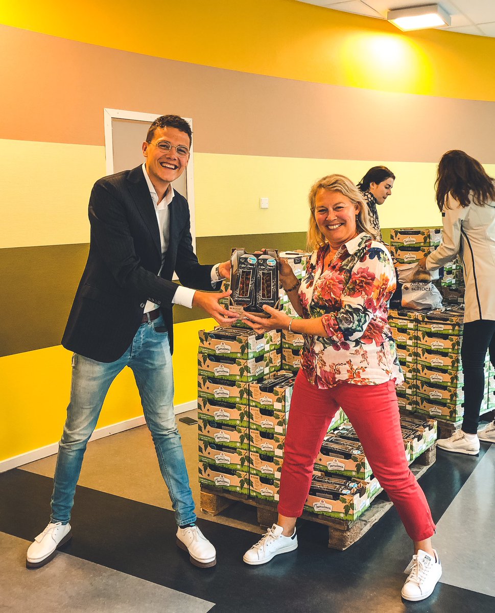 Wat een mooie dag! Vandaag hebben we bij drie ziekenhuizen ruim 6000 van onze heerlijk Red Desire tomaatjes gedoneerd. Allereerst zijn we hartelijk ontvangen bij het Maasstad ziekenhuis te Rotterdam. Wij willen alle zorgmedewerkers enorm bedanken voor alles!