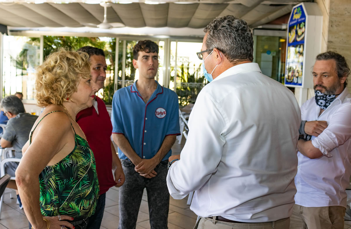 benidormlive's tweet photo. Secun de la Rosa retoma en #Benidorm el rodaje de ‘El #cover tras el confinamiento.
El alcalde, que ha estado acompañado por la responsable de la Benidorm Film Office, Rosa Llorca, ha departido con el director y también con los actores Carmen #Machi y Álex #Monner, https://t.co/0COnbiV1v0