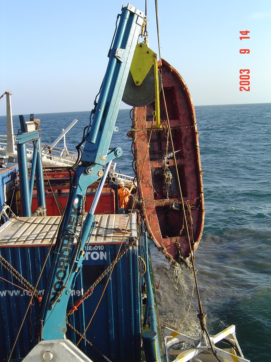 Dit is #mylifeinpictures de ex Noordhoek nu Dappertje Nadat hij door duikers van 49msw was gehaald. Leuk detail. Na het afspoelen en leeg maken van de cylinder draaide de motor weer, zonder verder onderhoud. Opknappen van de sloep heeft ongeveer 1 jaar geduurt.