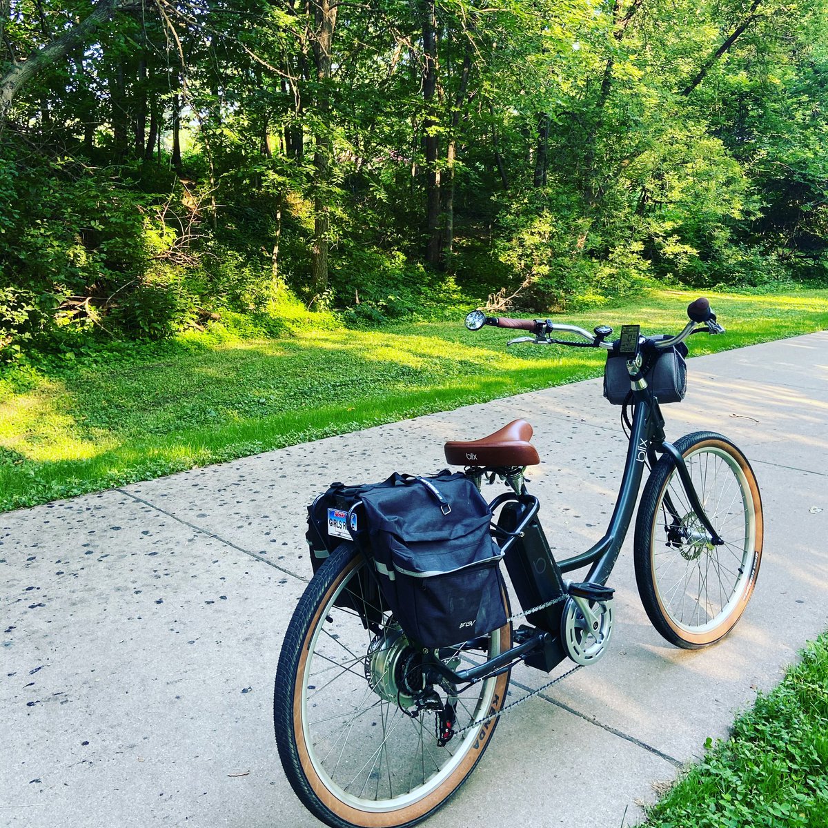 KeeganKorf's tweet photo. Me and this bae just rode our 100th mile together 🚲 Cheers to hundreds more 🥂
.
#BlixenVixen
.
#ACityThatMovesUs
.
@Blixbike https://t.co/lusTPmaPqF