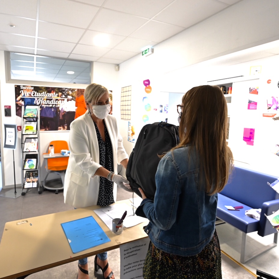 univ_lille's tweet photo. Pour préparer la prochaine rentrée, et doter numériquement les étudiants empêchés, les premières distributions d'ordinateurs ont actuellement lieu ! 
➡️Grâce à vos dons, petits et grands, plus d'étudiants pourront bénéficier de ces outils ! Ne tardez pas : https://t.co/5YiJtRXcPH https://t.co/Tny7XwH5M5