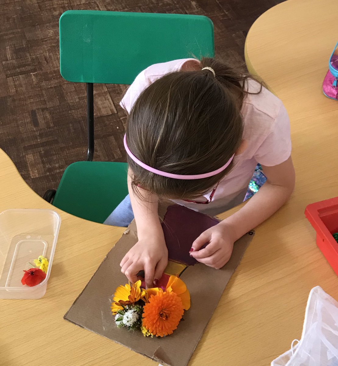 stdavidsrc2017's tweet photo. Dosbarth Un had a wonderful day creating a beautiful vase of flowers for their families π #exploringoutside #nature https://t.co/CqTeWW7QzO