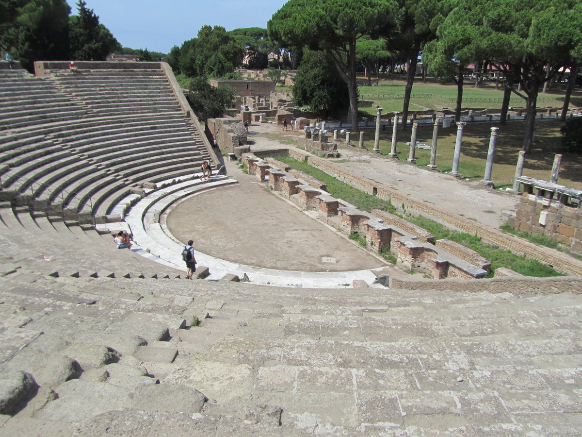 The theatre of  @parcostiantica was built at the end of the I BC by Agrippa and could host +3000 spectators (+4000 after its enlargment). Some decorative elements of the scaenae frons, i.e. the expressive theatrical masks, still accompany modern performances  #MuseumsUnlocked 8/16