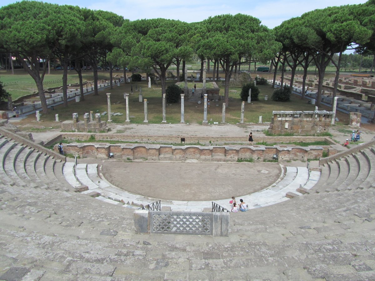 The theatre of  @parcostiantica was built at the end of the I BC by Agrippa and could host +3000 spectators (+4000 after its enlargment). Some decorative elements of the scaenae frons, i.e. the expressive theatrical masks, still accompany modern performances  #MuseumsUnlocked 8/16