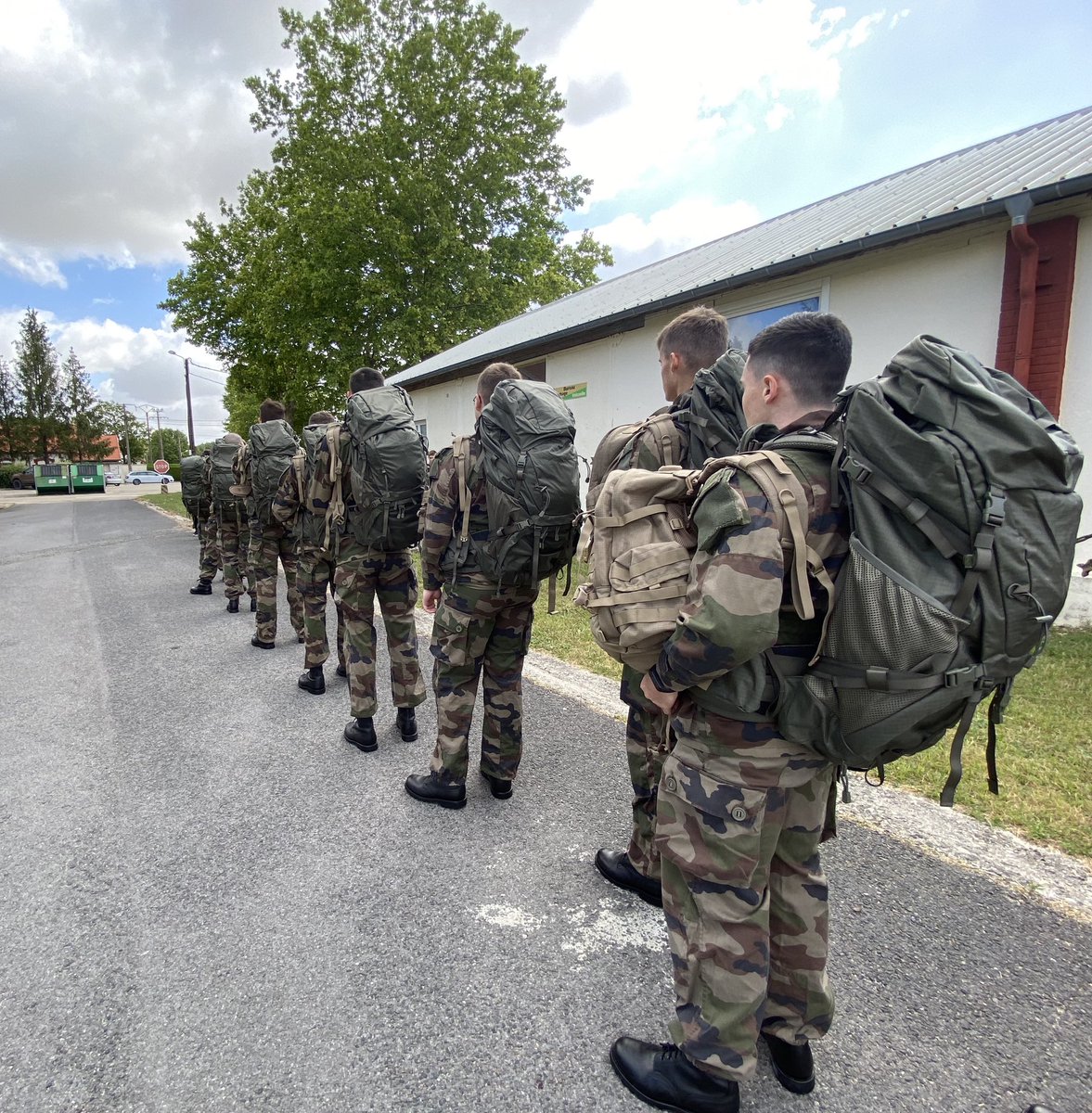 5eDragons's tweet photo. Cette semaine, suivez nos dragons en devenir lors de la préparation militaire. 42 jeunes sont arrivés au 5e RD pour découvrir les différents métiers au sein du régiment. Une semaine riche en découverte en immersion dans le seul régiment interarmes de métropole #armeedeterre #5RD https://t.co/d5R5nvckH7