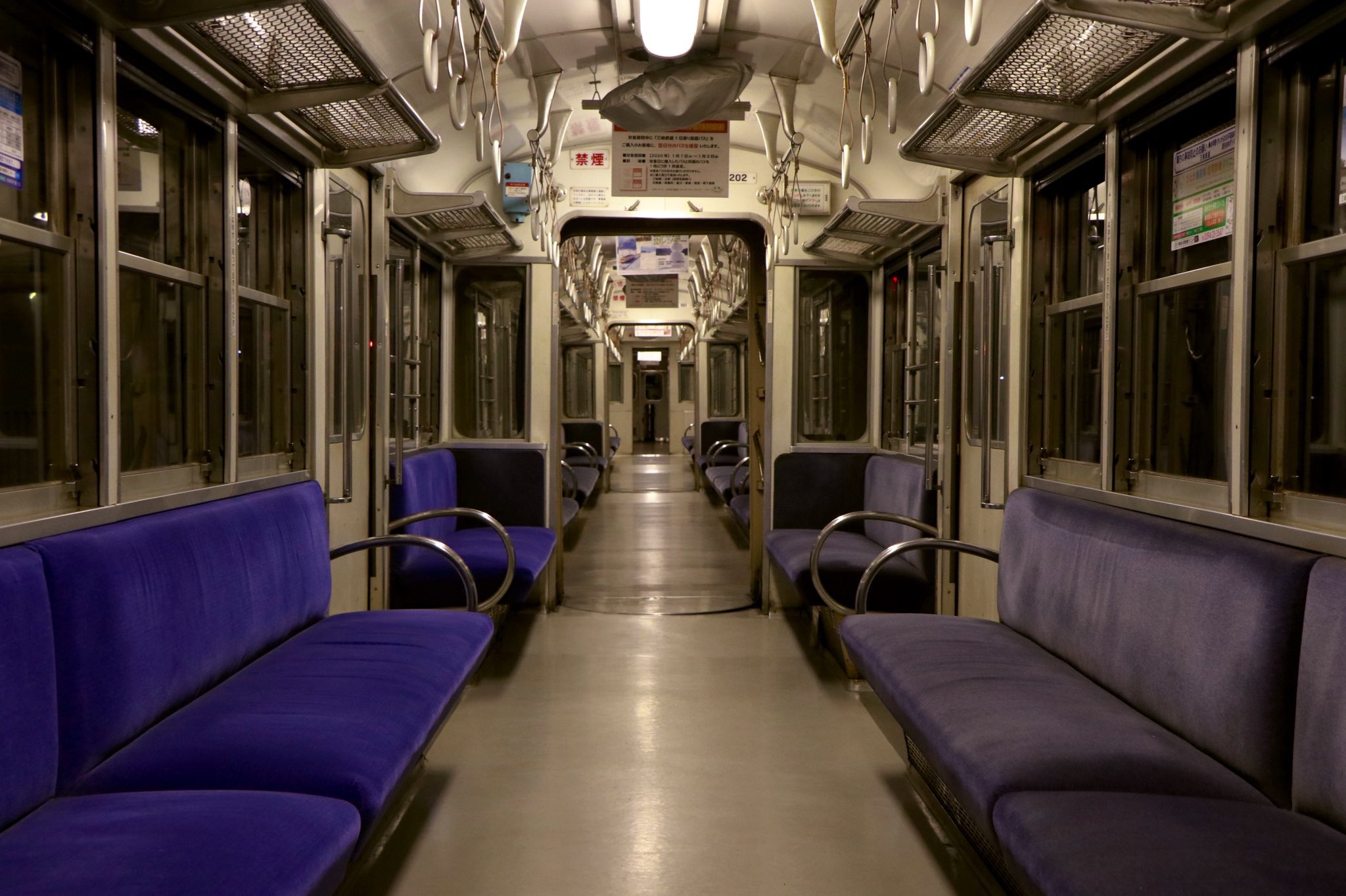 توییتر さんぎ旅人 در توییتر 今日は7 6ということで三岐鉄道北勢線のナローゲージ車両の車内写真を 始発列車が暗かった頃に撮影したので銀河鉄道の夜のような雰囲気もあったり ナローの日 T Co Cnxyey9blk