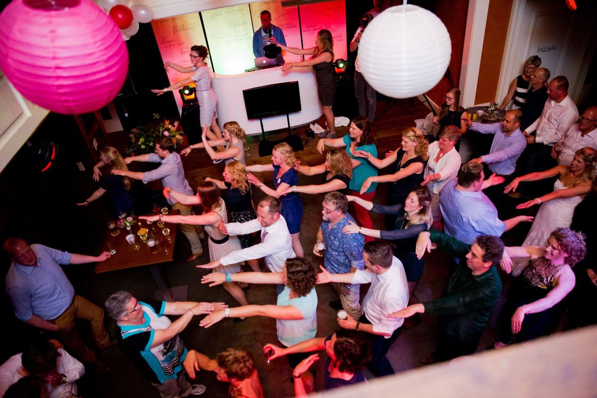 || 1,5-METER POLONAISE ||
Ja ja.. kijk! Dit is al bijna een 1,5-meter polonaise :-). Gewoon blijven oefenen allemaal!
#djopjebruiloft #dj #feest