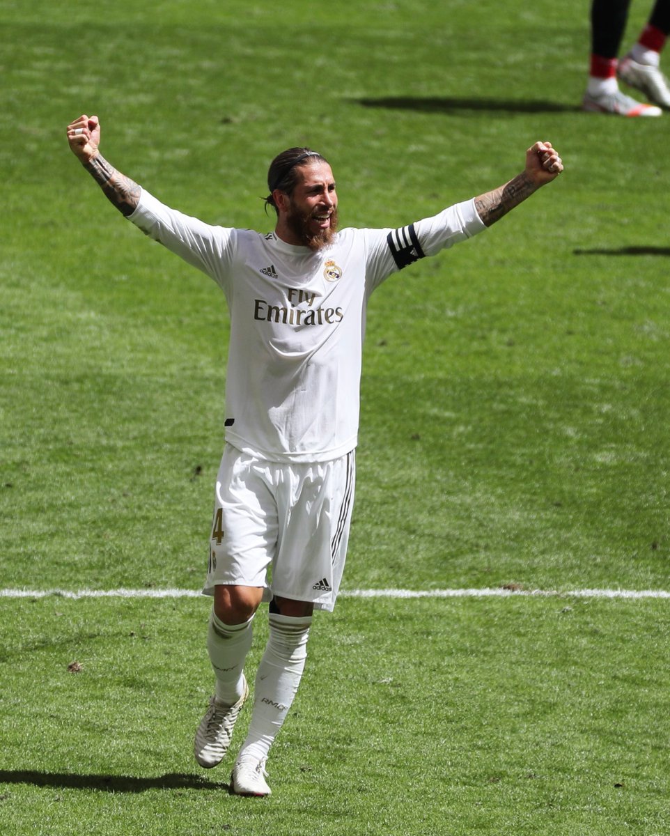 LaLiga's tweet photo. 🔝😃 La ALEGRÍA del LÍDER.
🔝😃 La ALEGRÍA de @SergioRamos.
🔝😃 La ALEGRÍA del @realmadrid.

#LaLigaSantander https://t.co/asuHwSO2Cw