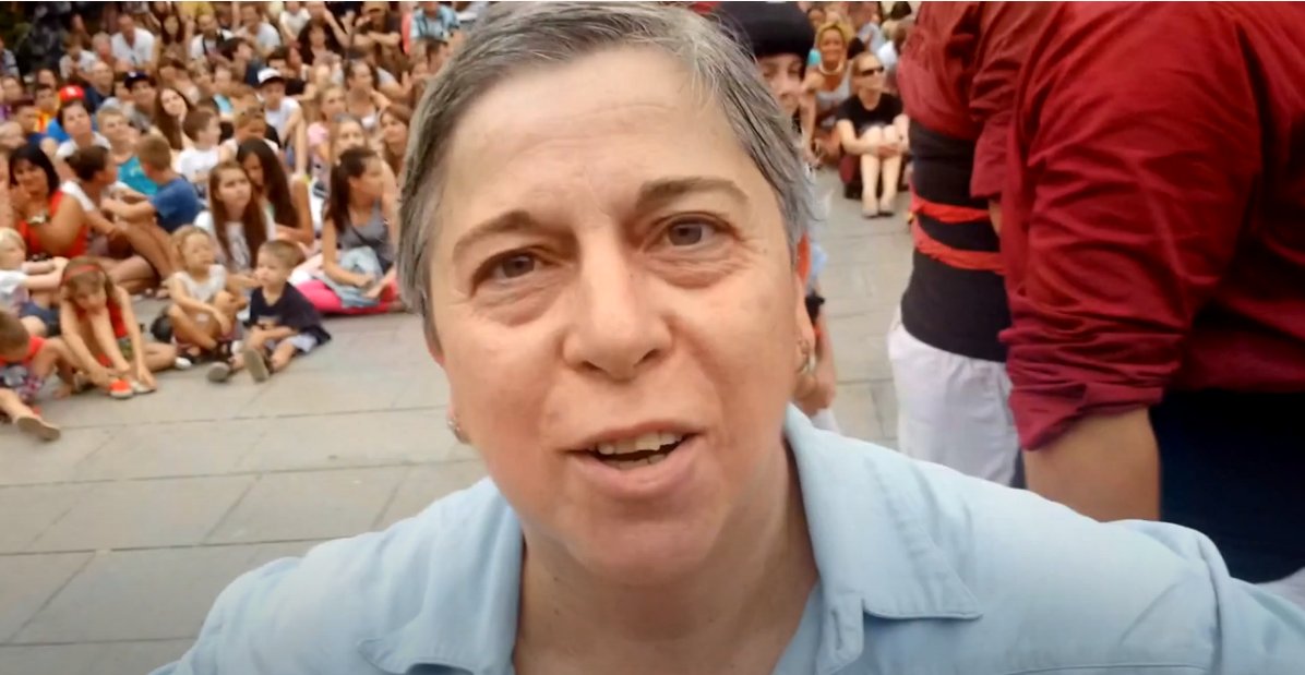 Hi ha alguna posició en la pinya que pot veure el castell? Mireu la mirada de la Carme, últim cordó d'un 7d6 dels @bandarres!!!

youtu.be/vVcbuerbyd0