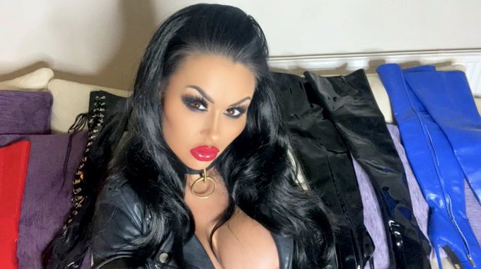 Feeling extra friendly and approachable on this fine Monday morning 🖤 https://t.co/4ZqJKGX5Jr<a href="/tag/doubletrouble"class="tags"><span>#doubletrouble</span></a>