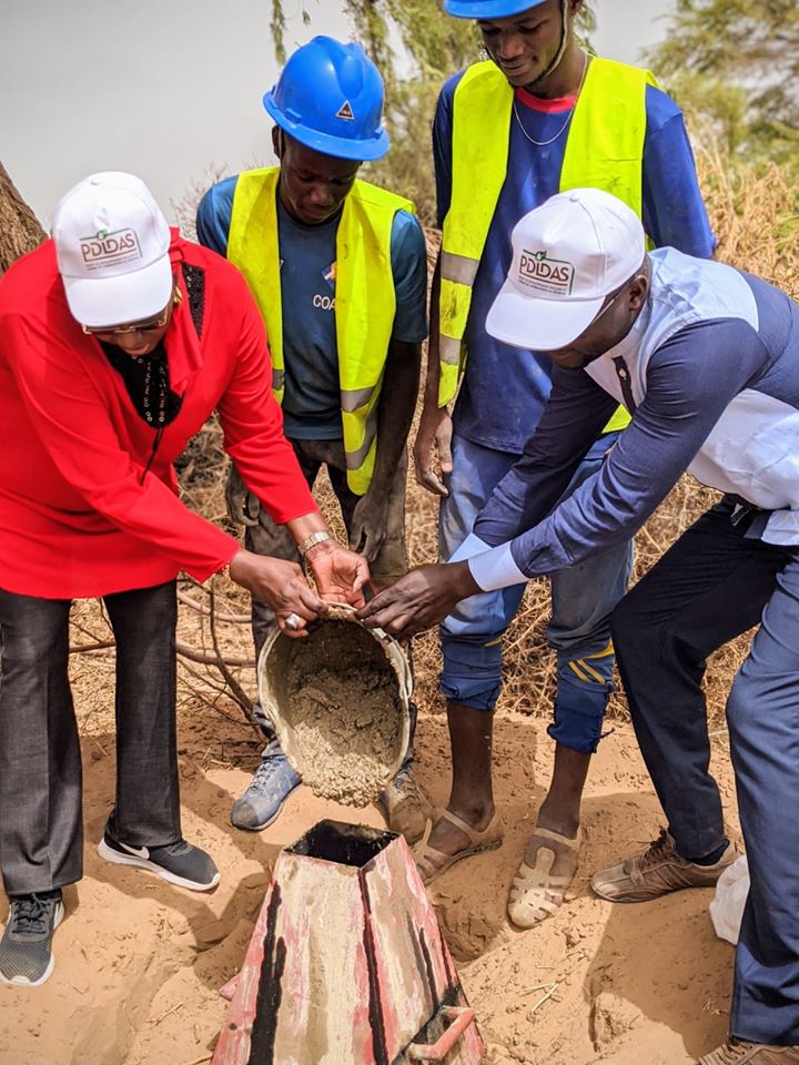 PdidasOfficiel's tweet photo. Le #PDIDAS procède depuis le 25 juin 2020 à la pose de bornes et de pancartes pour délimiter les forêts classées et réserves naturelles situées dans la zone d’intervention du Projet.
@SawapCommunity
@asergmv
@PR_Senegal https://t.co/PUH1Zrp6qh