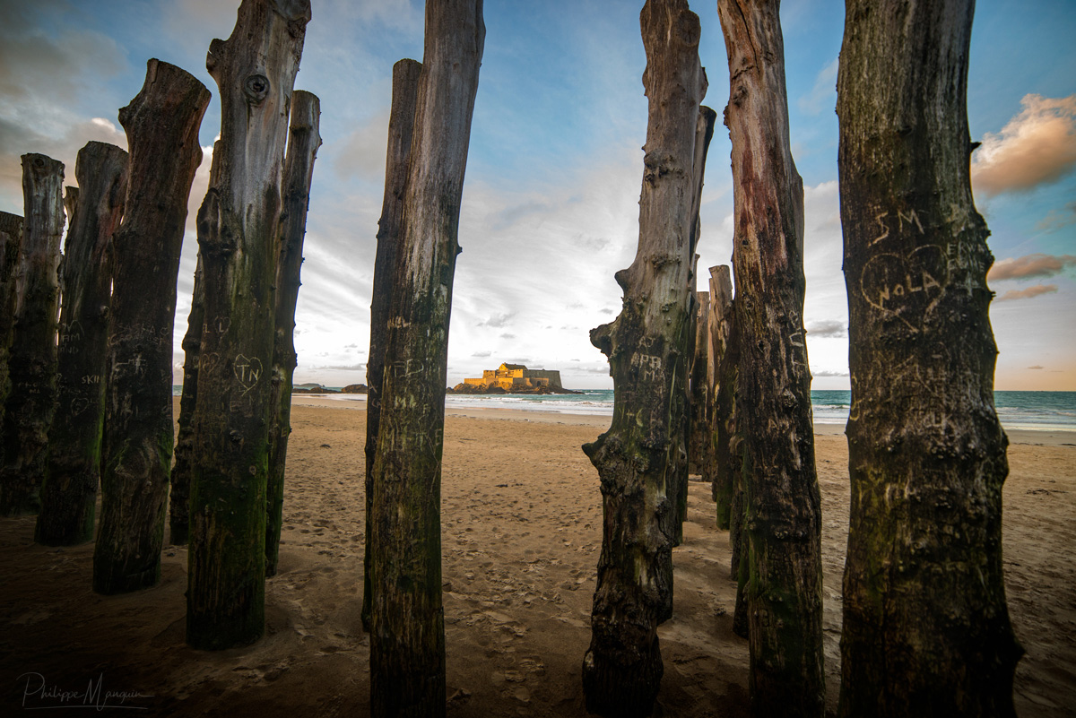 PhilippeManguin's tweet photo. Entre les brise-lames de #SaintMalo, le #FortNational sur la plage du sillon.
Ils sont à la cité corsaire ce que les planches sont à Deauville et sans leur présence qui casse la puissance des vagues, la maçonnerie des remparts serait bien mal en point.
#Bretagne #IlleetVilaine https://t.co/KLPmbXoCZP