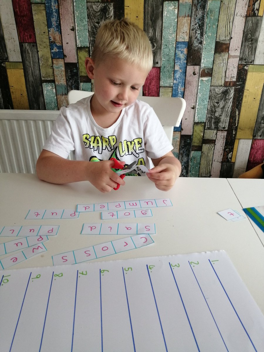 Sheree01334897's tweet photo. @BryncethinPS3 Charlie's been learning his spelling this morning by cutting and sticking the words and sounding them out 😄 https://t.co/jZ5s2irbHf