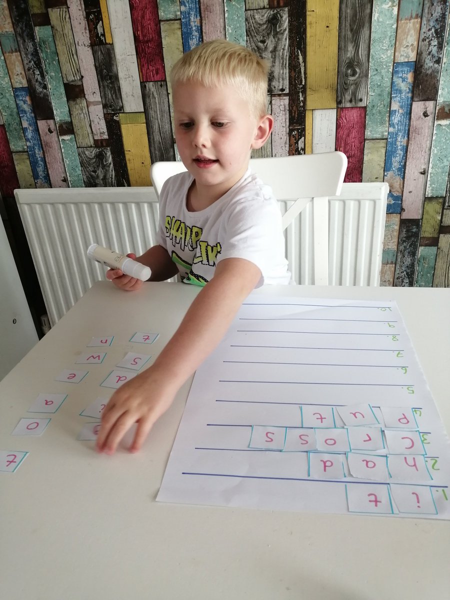 Sheree01334897's tweet photo. @BryncethinPS3 Charlie's been learning his spelling this morning by cutting and sticking the words and sounding them out 😄 https://t.co/jZ5s2irbHf