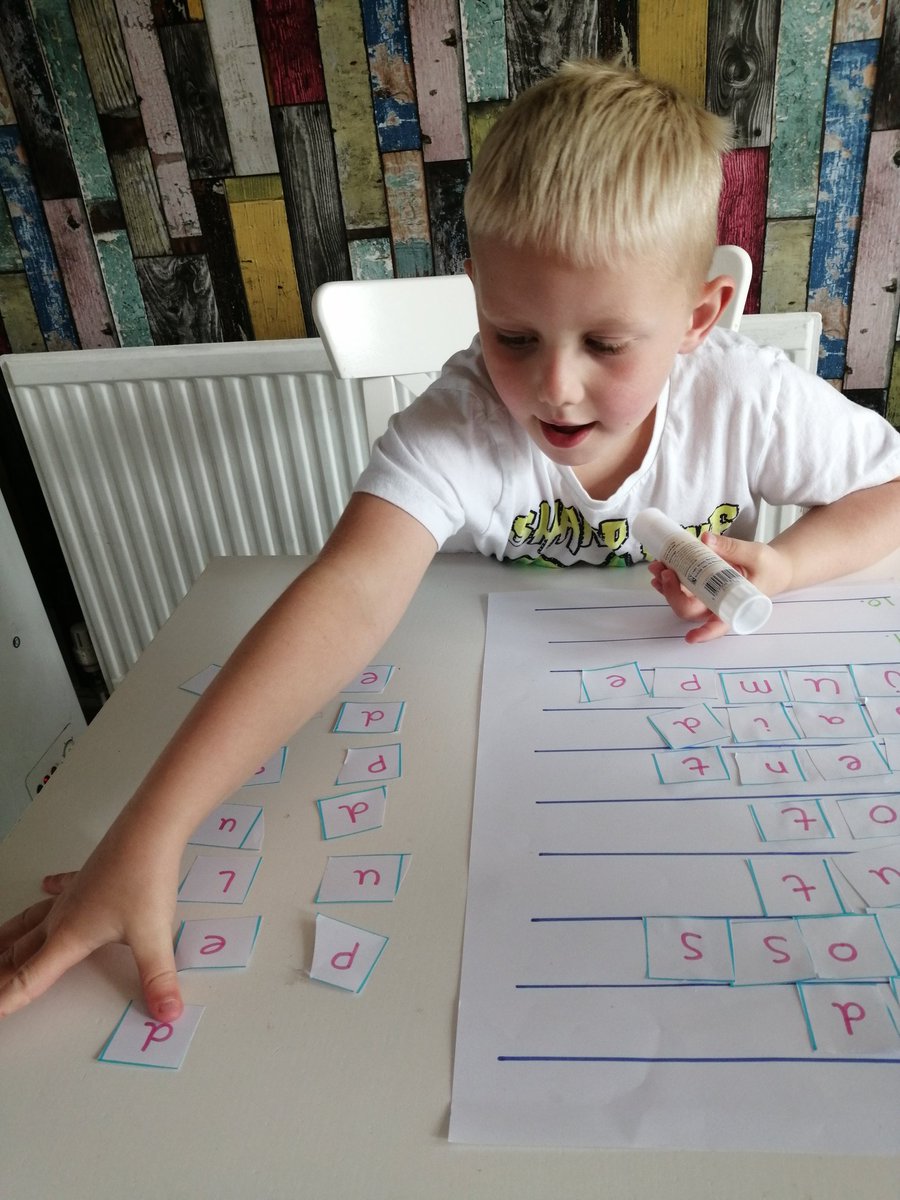 Sheree01334897's tweet photo. @BryncethinPS3 Charlie's been learning his spelling this morning by cutting and sticking the words and sounding them out 😄 https://t.co/jZ5s2irbHf