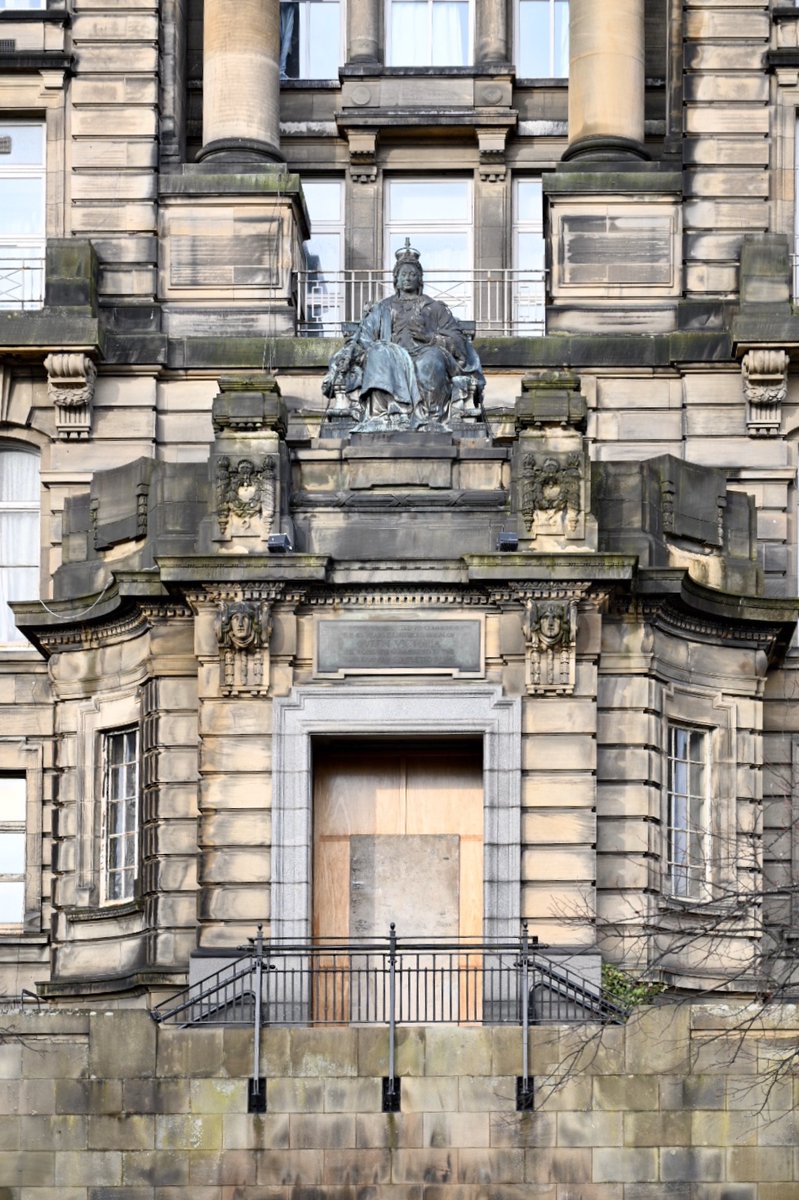 Time to take a tour of the 4 statues to named women in Glasgow. A young Queen Victoria rides her horse in George Square. But that woman gets around - here's an older version above a door at the Royal Infirmary. More to follow tomorrow …  #WomenMakeHistory  @womenslibrary