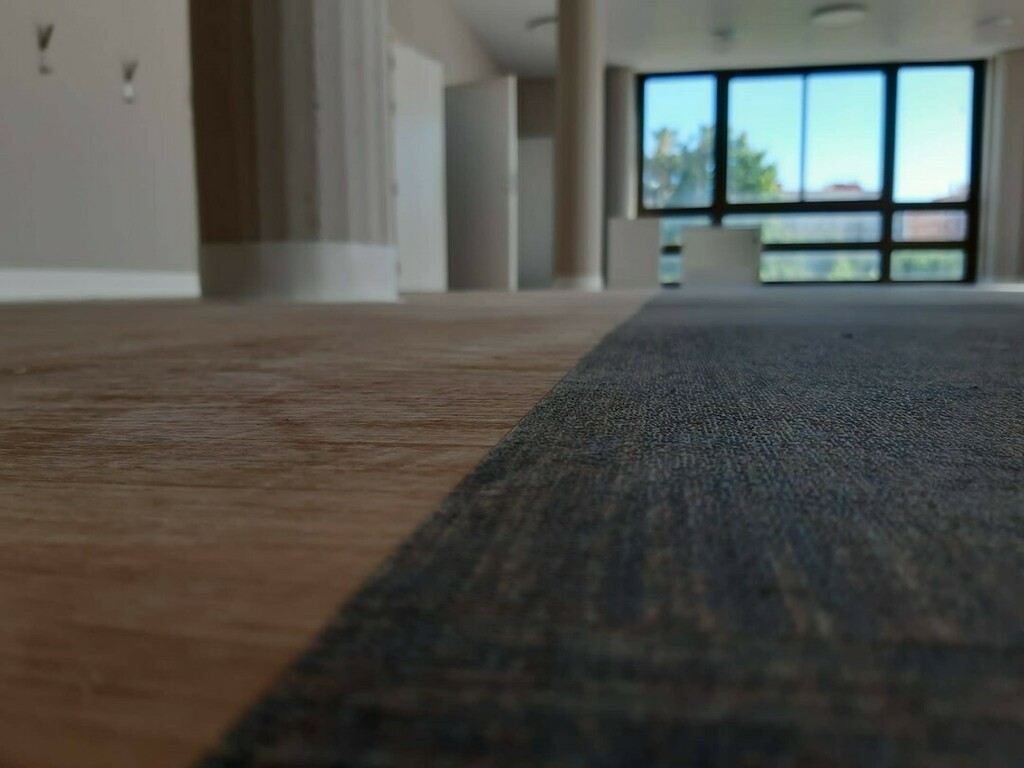 COMONSL's tweet photo. La combinación de estos formatos de suelo vinílico acústico en efecto madera y en tejido ofrecen un resultado espectacular y permiten el control acústico, reduciendo el ruido de oficinas y espacios comerciales.

#pavimento #suelo #flooring #floor #diseño #design #diseñador #… https://t.co/3VyIF1WqYZ